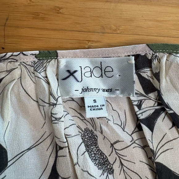 GUC Jade by Johnny Was Eva Floral Tiered Sleeve Top in Black and Cream. Size S - Picture 7 of 11